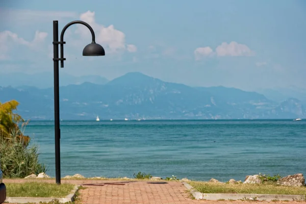 Italia Gardasjøen Blått Vann Frodig Grønt Italiensk Natur Mektige Skråningene – stockfoto