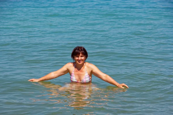 해변에서 소녀의 초상화 — 스톡 사진