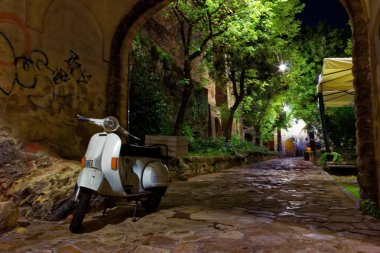 Bergamo, İtalya 18 Ağustos 2018: Moped eski sokakta park edilmiş. akşam şehir.