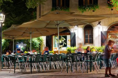 Bergamo, İtalya 18 Ağustos 2018: aydınlatma ile akşamları bir sokak kafe