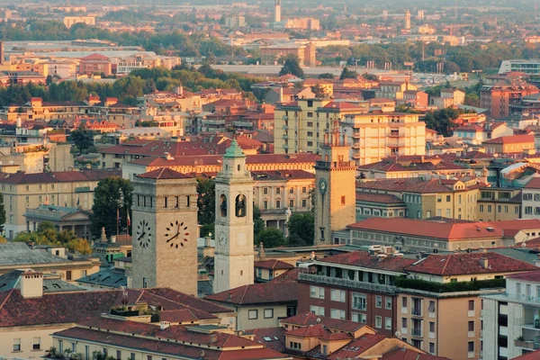 Bérgamo, Italia Iglesia de San Agustín. ciudad de noche . —  Fotos de Stock