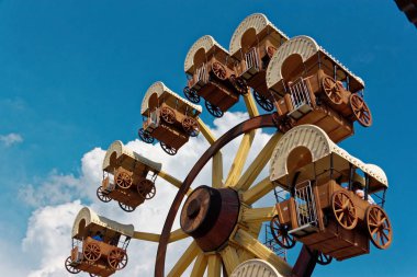 Verona, İtalya 18 Ağustos 2018 Leoland eğlence parkı dönme dolap