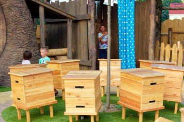 Verona, İtalya 18 Ağustos 2018: Leoland eğlence parkı. Masha ve ayı evi ayı