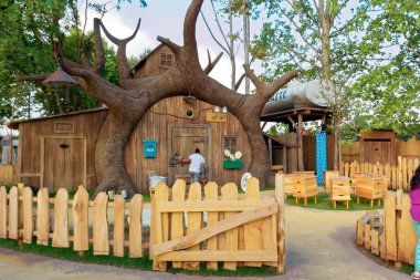 Verona, İtalya 18 Ağustos 2018: Leoland eğlence parkı. Masha ve ayı evi ayı