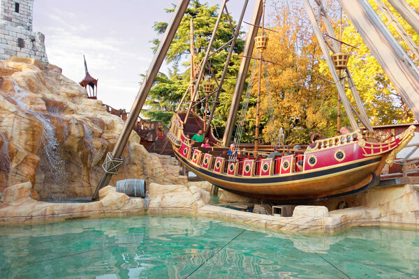 Верона, Италия Август 18, 2018 Парк развлечений Леоланд Пиратская шхуна

