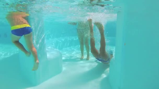 Adolescente Nada Piscina Bajo Agua — Vídeos de Stock