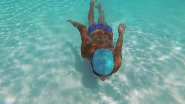 Adolescente Nada Piscina Bajo Agua — Vídeo de stock