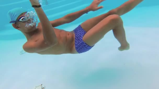 ティーンエイ ジャーが水の下でプールで泳ぐ — ストック動画