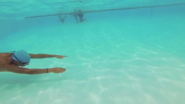 Teenager Schwimmt Pool Unter Wasser — Stockvideo