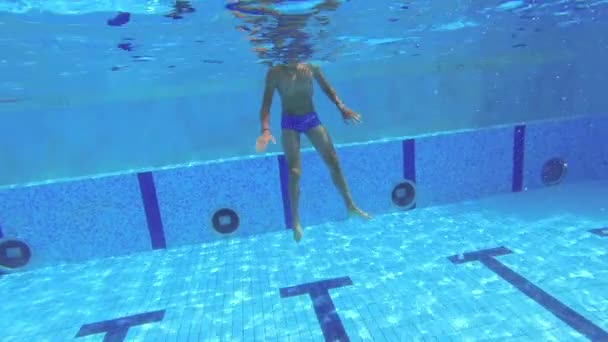 Nastolatek Pływa Basenie Pod Wodą — Wideo stockowe