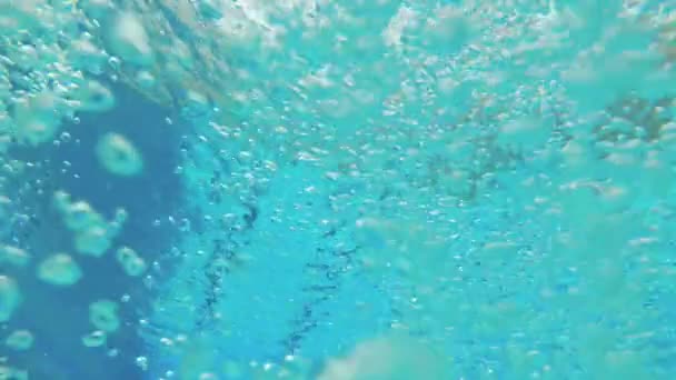 Подросток Плавает Бассейне Водой — стоковое видео