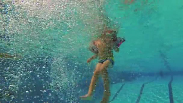 ティーンエイ ジャーが水の下でプールで泳ぐ — ストック動画