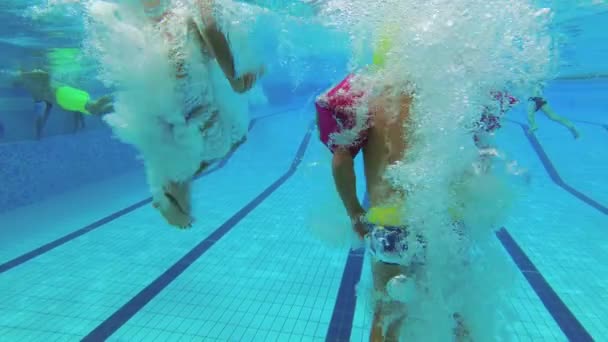 Adolescente Nada Piscina Bajo Agua — Vídeos de Stock