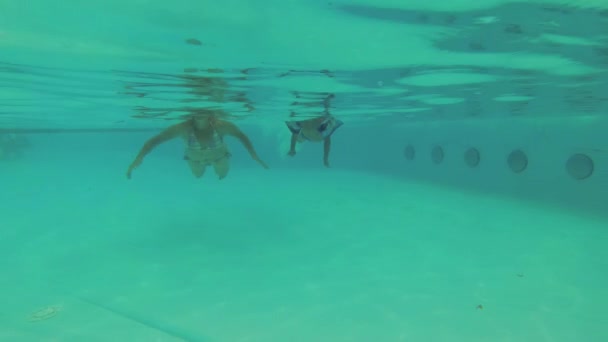 Máma Syn Zaplavat Bazénu Pod Vodou — Stock video