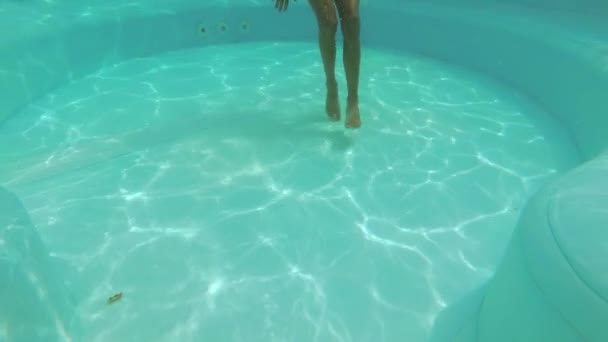 Έφηβος Που Κολυμπά Στην Πισίνα Κάτω Από Νερό — Αρχείο Βίντεο