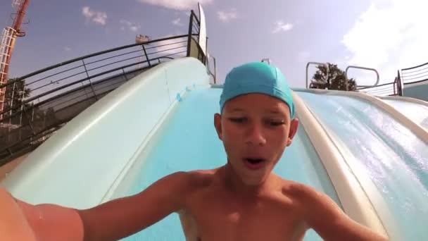 Tinédzser Úszik Medencében Víz Alatt — Stock videók