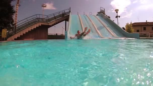 Adolescente Nada Piscina Bajo Agua — Vídeos de Stock