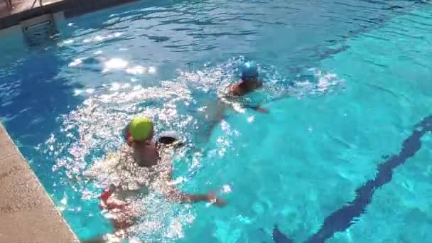 Adolescente Nada Piscina Bajo Agua — Vídeos de Stock