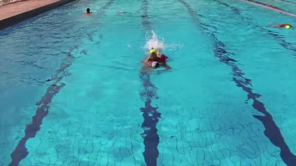 Подросток Плавает Бассейне Водой — стоковое видео