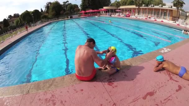 Adolescente Nada Piscina Sob Água — Vídeo de Stock