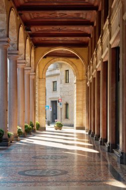 Milan, İtalya 20 Ağustos 2018: Arch şehrin sokaklarında sütunlarla