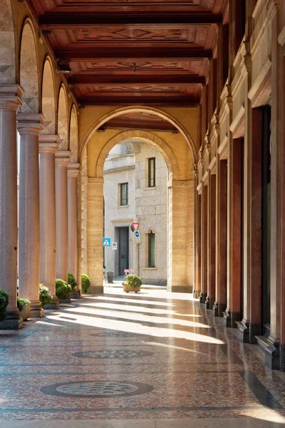 Milão Itália Agosto 2018 Arco Com Colunas Nas Ruas Cidade — Fotografia de Stock