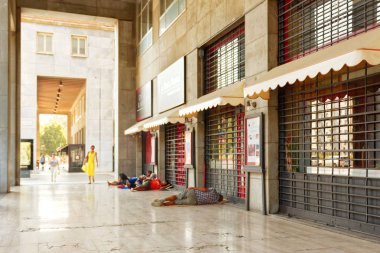 Milan, İtalya 20 Ağustos 2018: evsiz insanlar şehrin sokaklarında