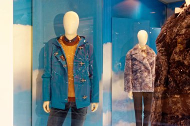 Milan, İtalya, 20 Ağustos 2018 vitrinler moda mağazaları dekore edilmiş