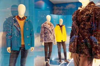 Milan, İtalya, 20 Ağustos 2018 vitrinler moda mağazaları dekore edilmiş