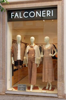 Milan, İtalya, 20 Ağustos 2018 vitrinler moda mağazaları dekore edilmiş