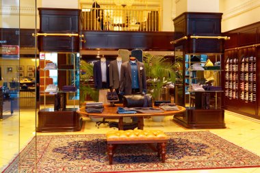 Milan, İtalya, 20 Ağustos 2018 vitrinler moda mağazaları dekore edilmiş