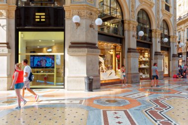 Milan, İtalya, 20 Ağustos 2018 vitrinler moda mağazaları dekore edilmiş