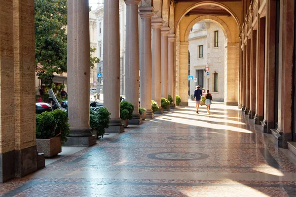 Milão Itália Agosto 2018 Arco Com Colunas Nas Ruas Cidade — Fotografia de Stock