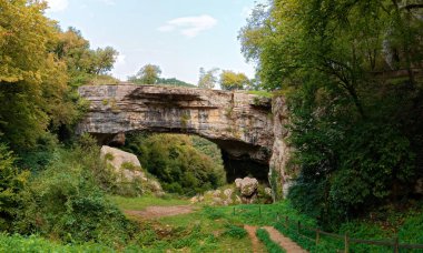 Verona, İtalya 20 Ağustos 2018: Ponte Di Veja, doğal köprü. Lessinia Veneto İtalya
