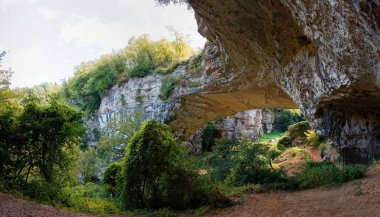 Verona, İtalya 20 Ağustos 2018: Ponte Di Veja, doğal köprü. Lessinia Veneto İtalya