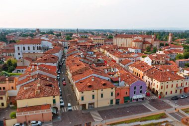 Montagnana, İtalya - 24 Ağustos 2018: Panoramik şehir kalenin kuleden