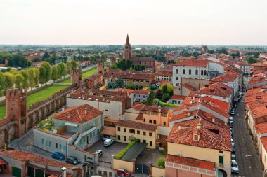 Montagnana, İtalya - 24 Ağustos 2018: Panoramik şehir kalenin kuleden