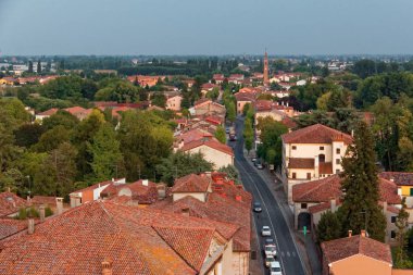Montagnana, İtalya - 24 Ağustos 2018: Panoramik şehir kalenin kuleden