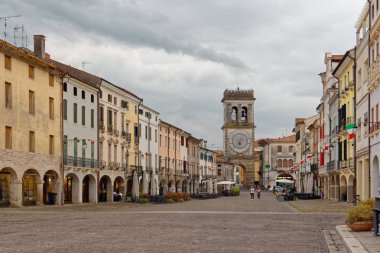 Este, İtalya 24 Ağustos 2018: este ana meydanında Saat Kulesi