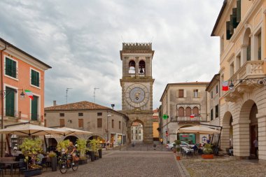 Este, İtalya 24 Ağustos 2018: este ana meydanında Saat Kulesi