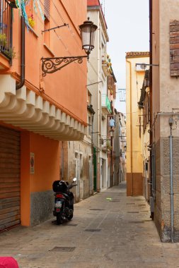 Chioggia, İtalya-Ağustos 26, 2018: Venedik eyaletinde. motosiklet üzerinde bir şehir sokak Park