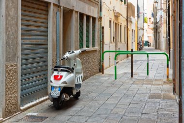 Chioggia, İtalya-Ağustos 26, 2018: Venedik eyaletinde. motosiklet üzerinde bir şehir sokak Park