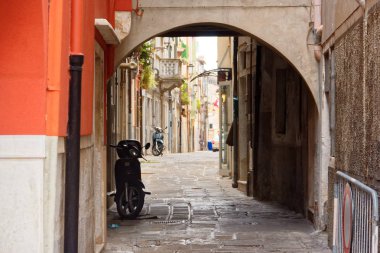 Chioggia, İtalya-Ağustos 26, 2018: Venedik eyaletinde. motosiklet üzerinde bir şehir sokak Park