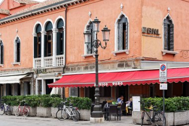 Chioggia, İtalya-Ağustos 26, 2018: Venedik eyaletinde güzel şehir sokak