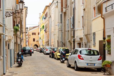 Chioggia, İtalya-Ağustos 26, 2018: Venedik eyaletinde. Araba şehir sokak Park