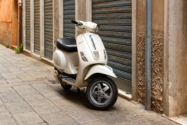 Chioggia Italia Agosto 2018 Provincia Venecia Ciclomotor Estacionado Una Calle — Foto de Stock