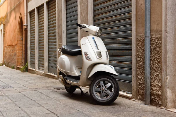 Chioggia Italia Agosto 2018 Provincia Venecia Ciclomotor Estacionado Una Calle — Foto de Stock
