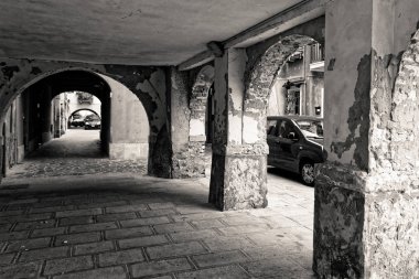 Chioggia, İtalya-Ağustos 26, 2018: Venedik eyaletinde. bir kemer ve sütunlar