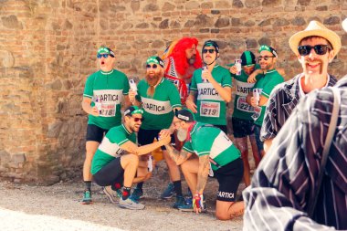 Montagnana, İtalya-Ağustos 26, 2018: Şehir Festivali. bira maraton cabotins. maskeli balo.