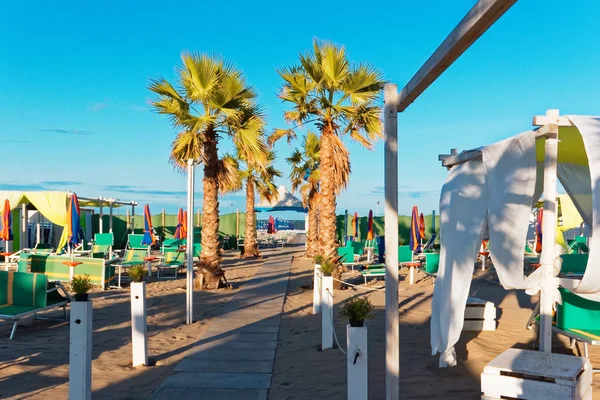 Spiaggia Deserta Confortevole Sulla Costa Del Mare — Foto Stock